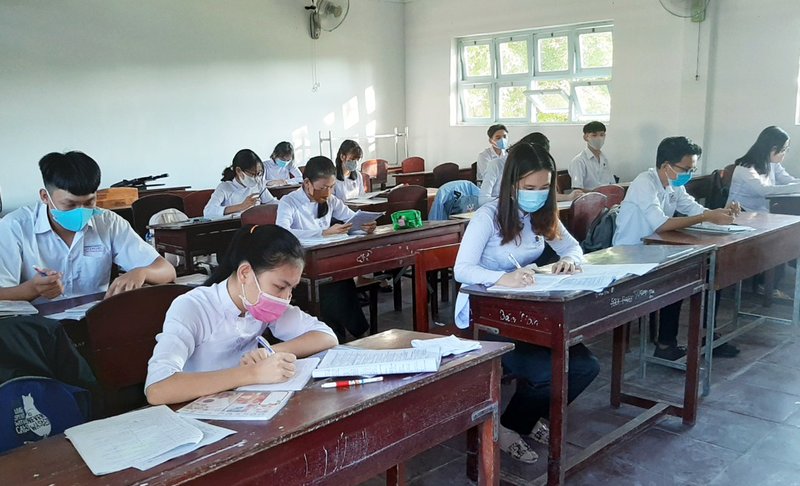 học sinh đi học