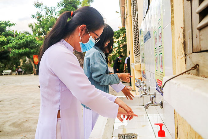 Học sinh không cần đeo khẩu trang và giãn cách trong lớp học - Ảnh 2