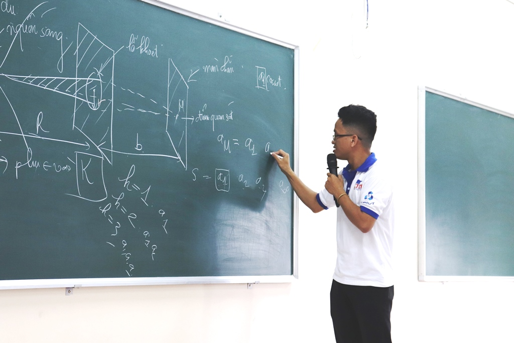 Lớp học độc đáo 'Chúng ta cùng tiến' tại trường ĐH Bách Khoa TP.HCM - Ảnh 1