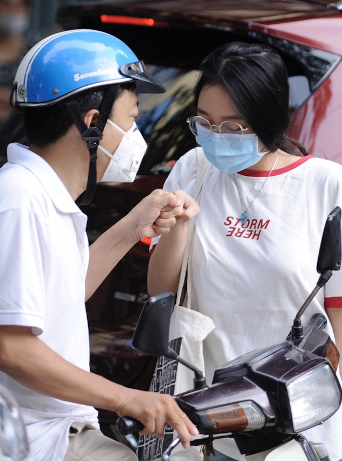 Cùng nhìn lại những khoảnh khắc đáng nhớ trong mùa thi tốt nghiệp 2020 - Ảnh 6