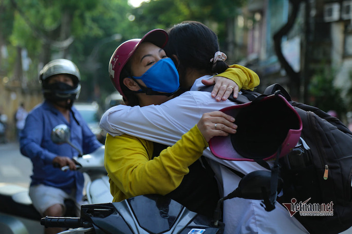 Cùng nhìn lại những khoảnh khắc đáng nhớ trong mùa thi tốt nghiệp 2020 - Ảnh 7