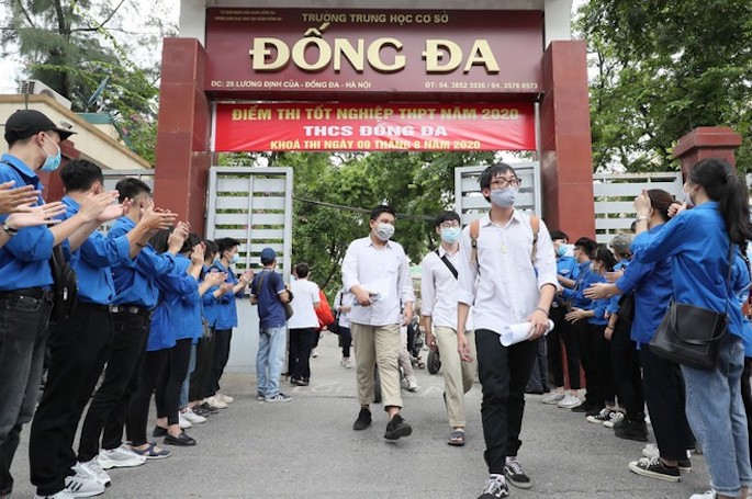 Cùng nhìn lại những khoảnh khắc đáng nhớ trong mùa thi tốt nghiệp 2020 - Ảnh 9