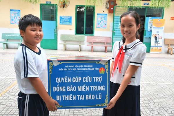 Học sinh tiểu học đi quyên góp từng đồng cứu trợ miền Trung - Ảnh 1