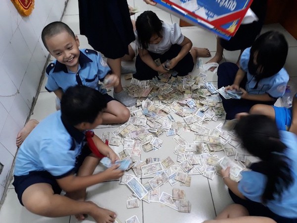 Học sinh tiểu học đi quyên góp từng đồng cứu trợ miền Trung - Ảnh 2