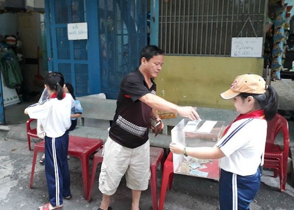 Học sinh tiểu học đi quyên góp từng đồng cứu trợ miền Trung - Ảnh 3