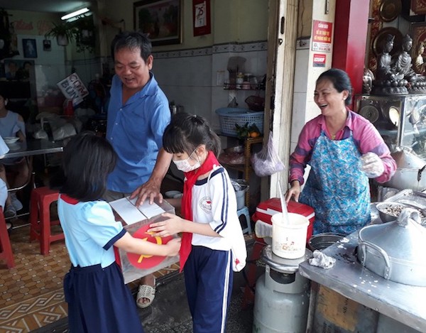 Học sinh tiểu học đi quyên góp từng đồng cứu trợ miền Trung - Ảnh 4