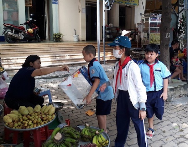 Học sinh tiểu học đi quyên góp từng đồng cứu trợ miền Trung - Ảnh 5