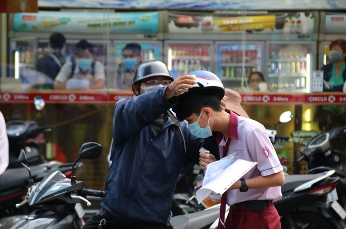 hình ảnh phụ huynh đưa con đi thi đại học