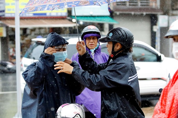 hình ảnh phụ huynh đưa con đi thi đại học 2020