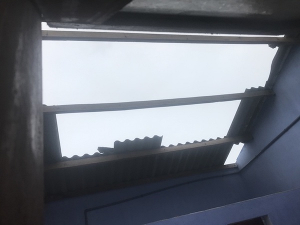 Ngành giáo dục Đà Nẵng, Quảng Ngãi thiệt hại nặng sau bão số 9 - Ảnh 2