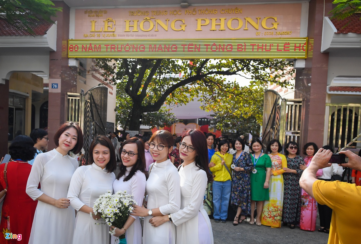 Thầy trò hội ngộ nhân dịp kỷ niệm 100 năm thành lập trường