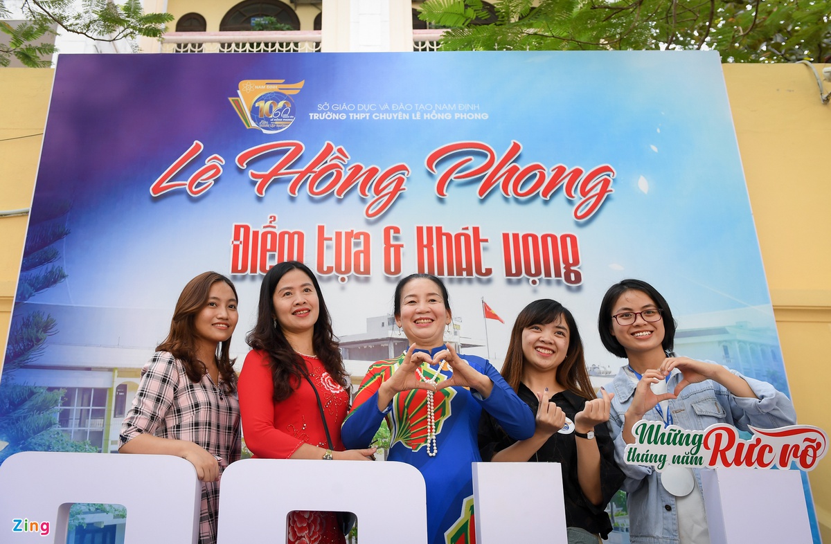 Thầy trò hội ngộ nhân dịp kỷ niệm 100 năm thành lập trường