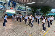 Sân trường không lớn, học sinh học thể thao bằng cách nào?