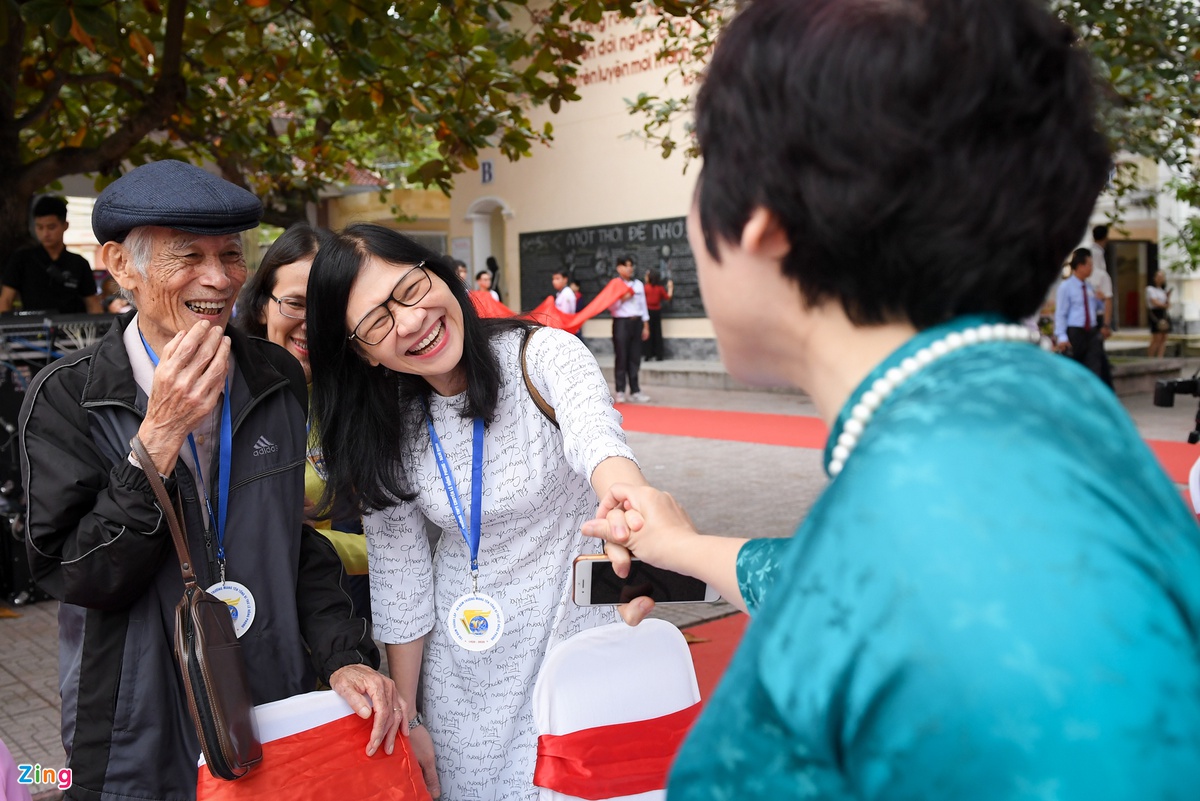 Thầy trò hội ngộ nhân dịp kỷ niệm 100 năm thành lập trường