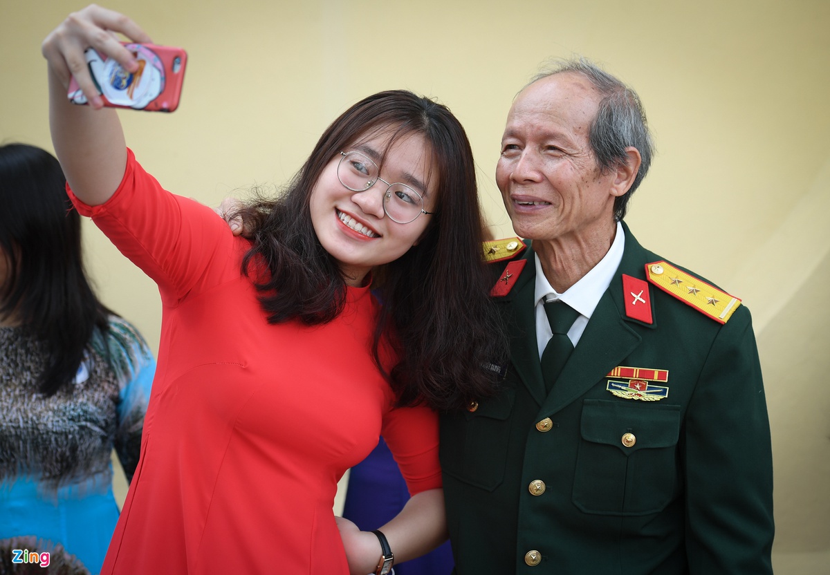 Thầy trò hội ngộ nhân dịp kỷ niệm 100 năm thành lập trường