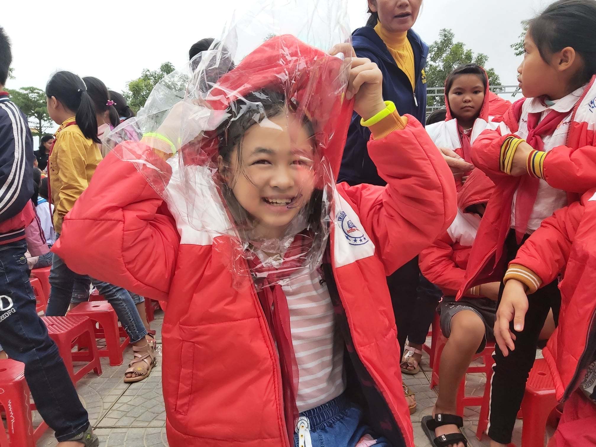 học sinh vui vẻ nhận quà