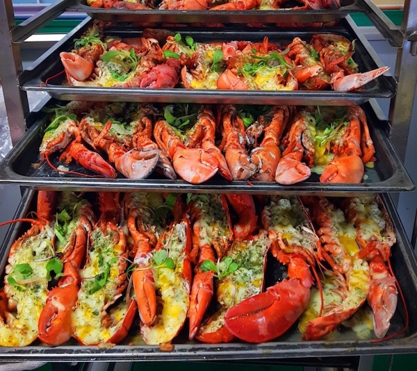 Bữa trưa với tôm hùm, cua tuyết của trẻ em Hàn Quốc, Nhật Bản