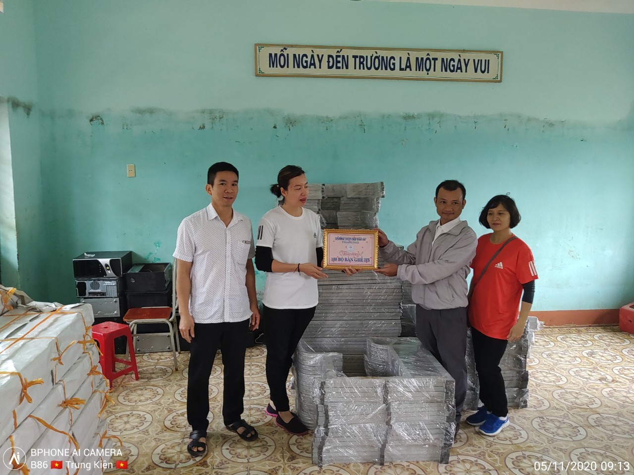 Trao tặng bàn ghế mới cho Trường THCS An Ninh để thay thế bàn ghế đã hỏng nát sau trận lũ