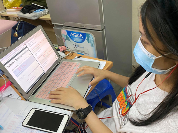 Sinh viên mê học online, trường đại học lợi lớn