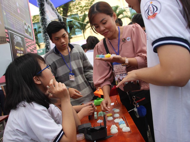 học sinh làm xà phòng