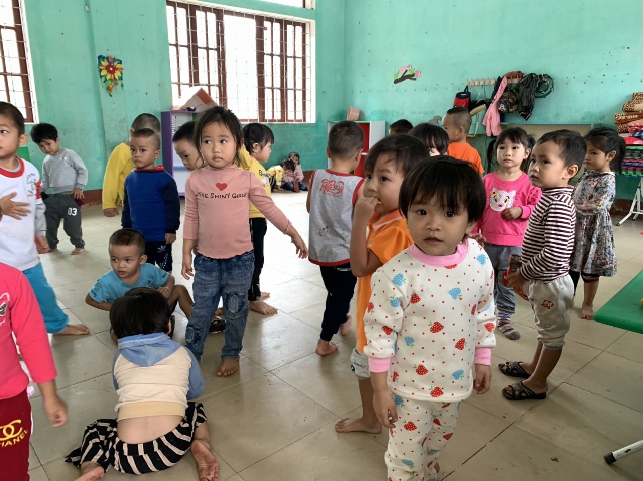 học sinh mầm non tới lớp sau bão lũ