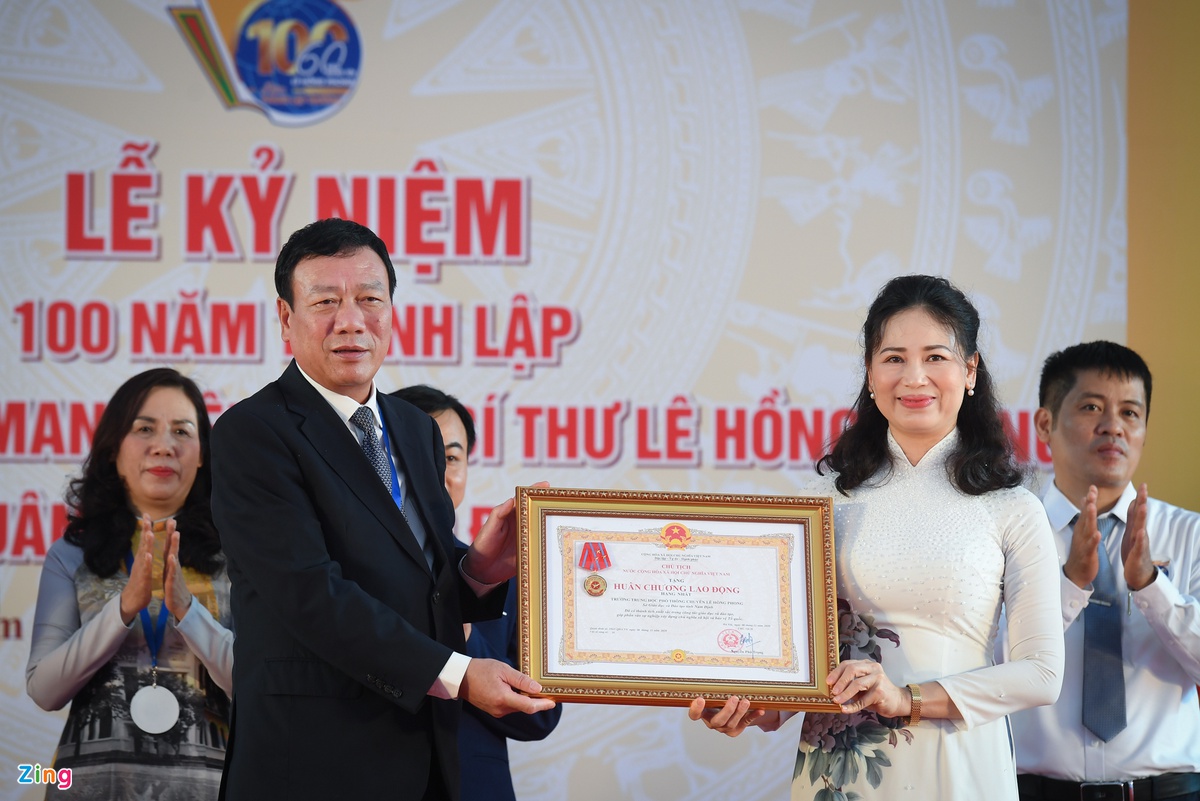 Thầy trò hội ngộ nhân dịp kỷ niệm 100 năm thành lập trường