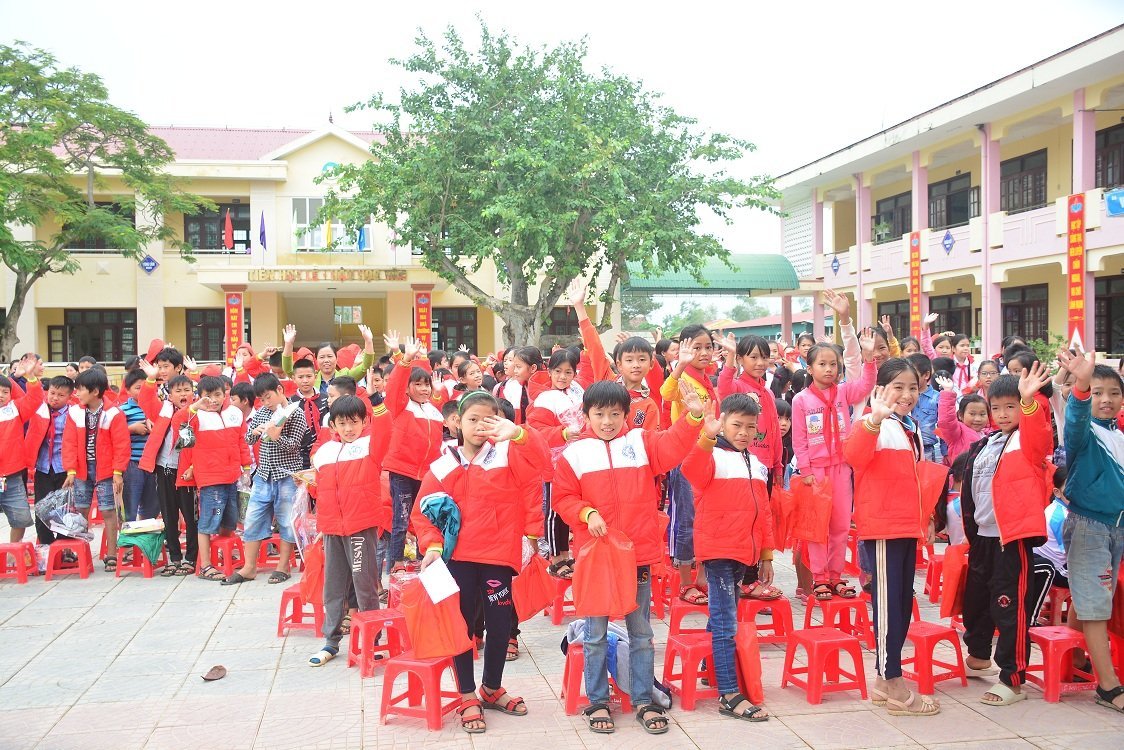 Niềm vui của học sinh tiểu học khi có áo ấm mùa đông