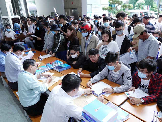 hàng ngàn sinh viên bị buộc thôi học