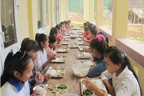 hỗ trợ gạo cho học sinh vùng khó khăn