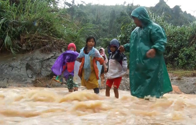 Ngày Nhà giáo Việt Nam của thầy cô vùng lũ