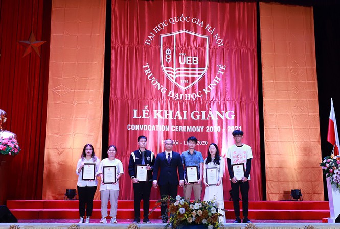 Trao hơn 1,5 tỷ đồng học bổng cho sinh viên Đại học Kinh tế