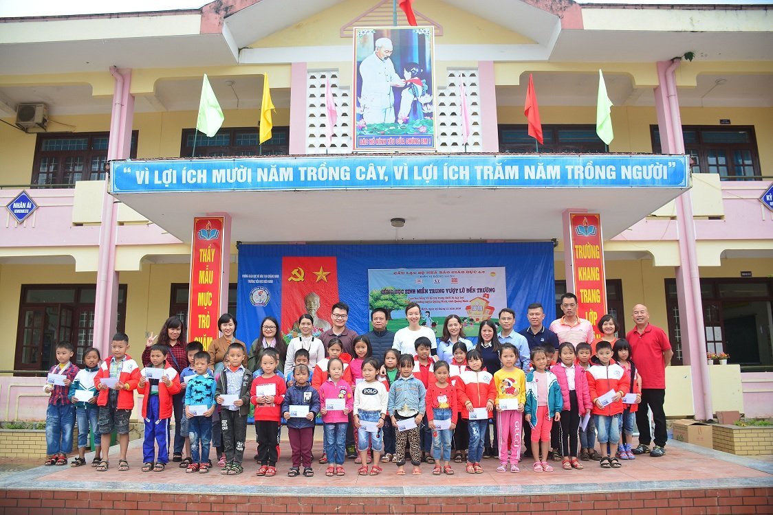 58 học sinh khó khăn của Trường Tiểu học Hiền Ninh nhận học bổng của chương trình