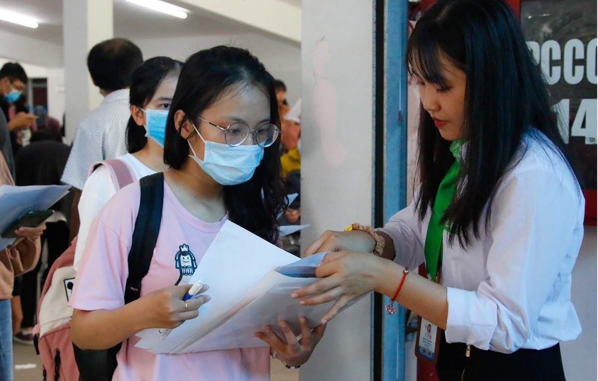 Trường đại học ở TP.HCM khuyến cáo sinh viên không về quê