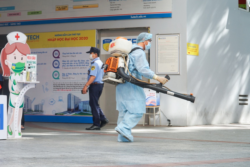 Dịch Covid-19 rập rình, trường học nặng nỗi lo tài chính