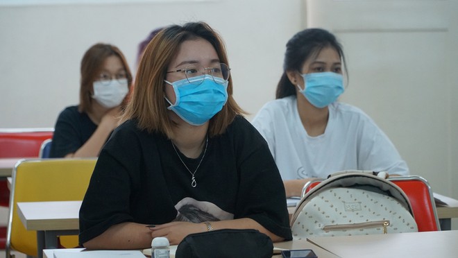 Sinh viên HUTECH đi học lại sau 5 ngày nghỉ vì dịch COVID-19