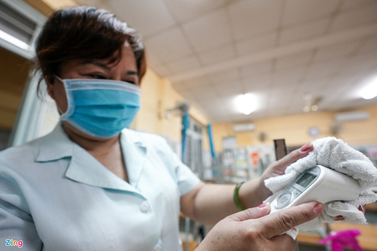 đo thân nhiệt học sinh