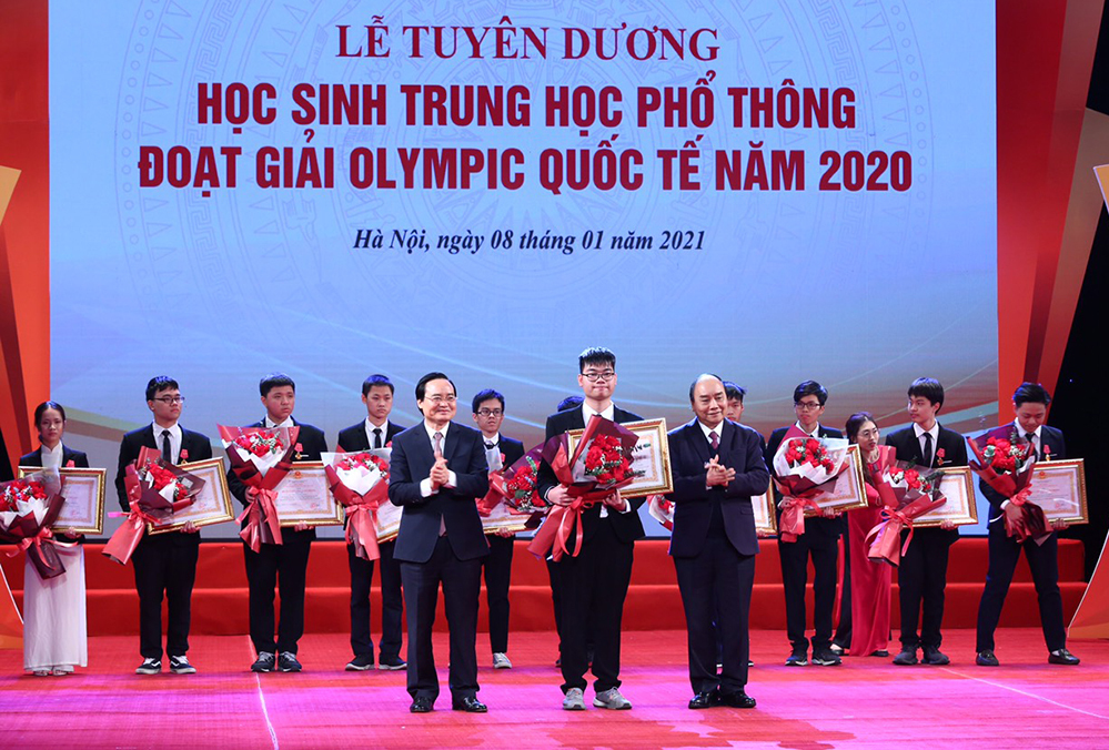 12 học sinh nhận huân chương lao động