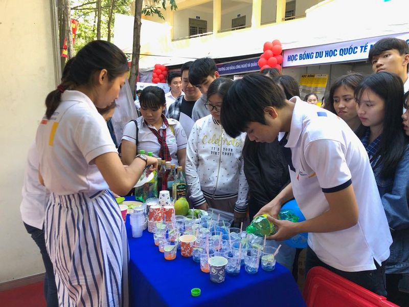 Giúp học sinh trải nghiệm ngành nghề qua nhiều gian hàng triển lãm