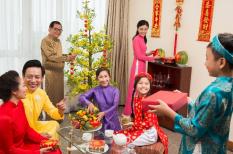 Những việc phụ huynh có thể làm cùng trẻ để đón Tết thật ý nghĩa