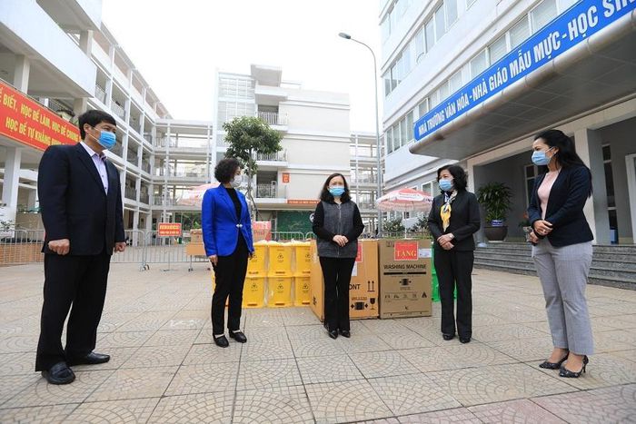Khu cách ly trường tiểu học Xuân Phương được sở giáo dục Hà Nội tặng máy giặt