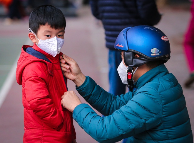 Học sinh Đà Lạt trở lại trường sau kỳ nghỉ Tết trong cái lạnh 12 độ - Ảnh 1