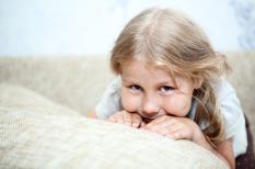 Trẻ nhút nhát, rối loạn lo âu, phụ huynh phải làm sao?