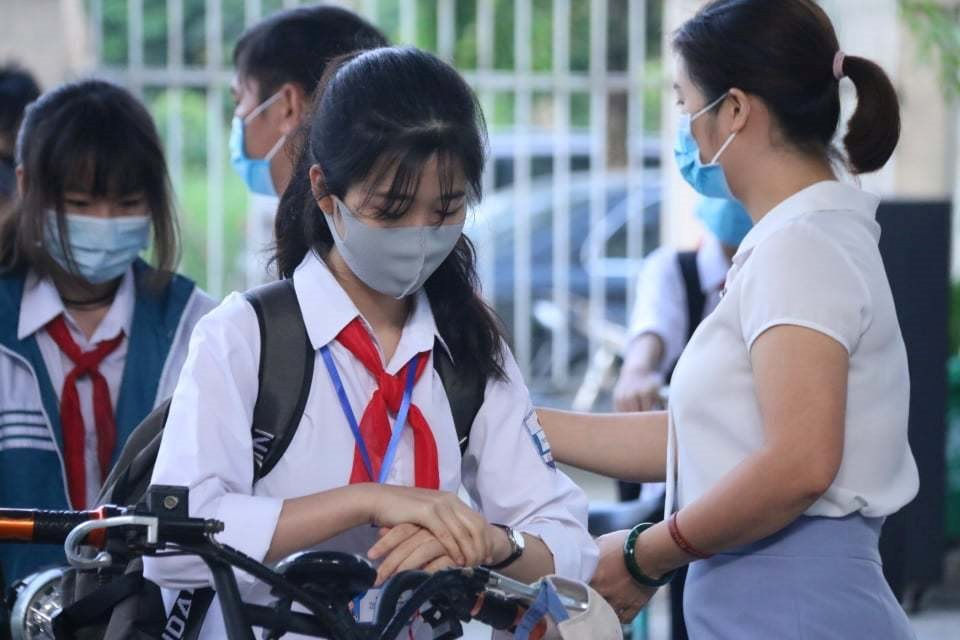 Tuyển sinh lớp 10 ở Hà Nội: Khử khuẩn trước và sau mỗi buổi thi - Ảnh 1