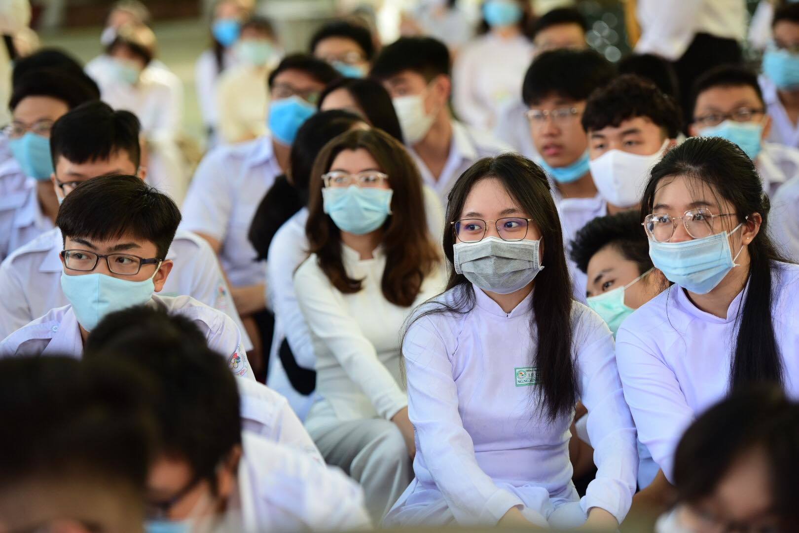 COVID-19: Các trường ở TP.HCM khẩn trương tiến hành thi cuối kỳ 2 - Ảnh 1