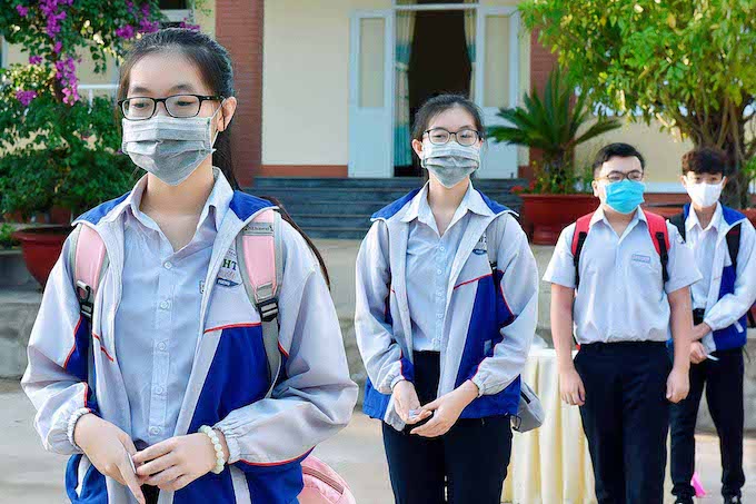 COVID-19: Học sinh khối 12 ở Kon Tum trở lại trường để ôn thi tốt nghiệp THPT 2021 - Ảnh 1