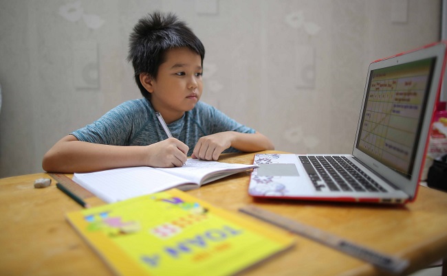 TP.HCM: Ngày đầu học trực tuyến, học sinh gặp trục trặc với phần mềm dạy học