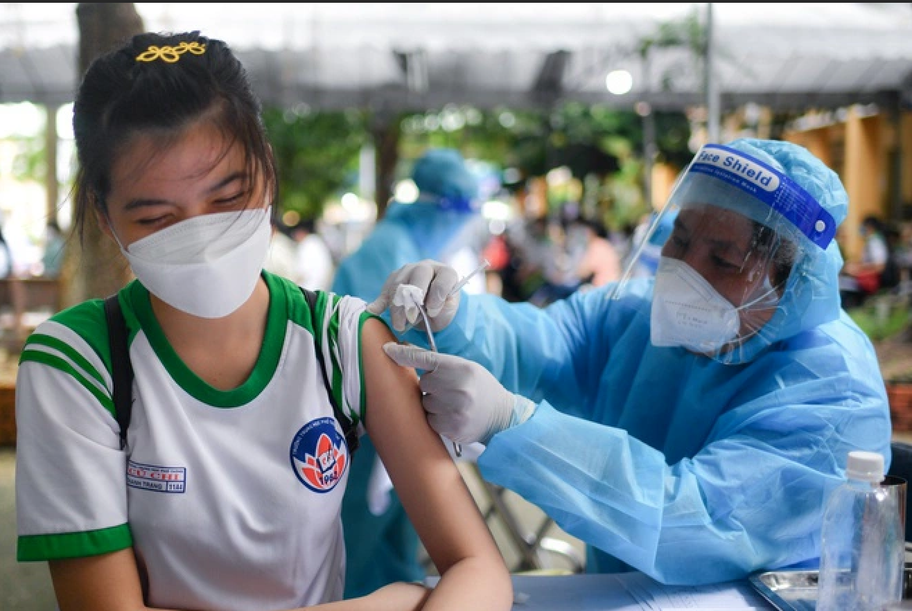 Học sinh 15 - 17 tuổi ở Hà Nội được tiêm vaccine COVID-19 - Ảnh 1