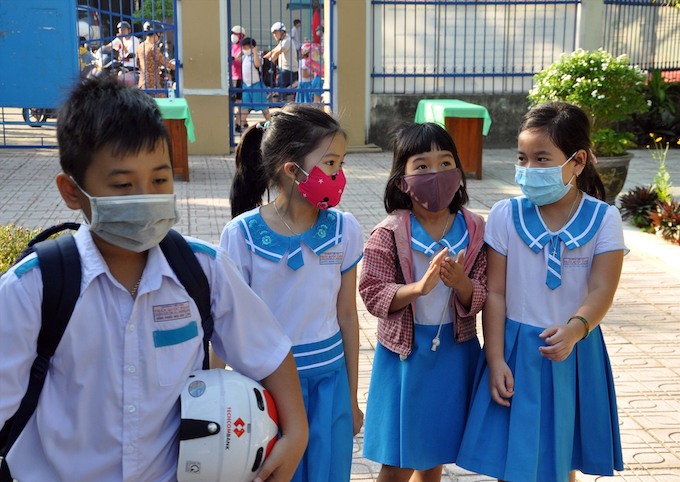 Học sinh tại nhiều địa phương tạm dừng việc học trực tiếp do dịch Covid-19 - Ảnh 1