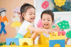 Trẻ mầm non sẽ học trực tiếp tại trường như thế nào?