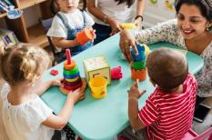 Làm sao để dạy con biết quan tâm, chia sẻ với mọi người?